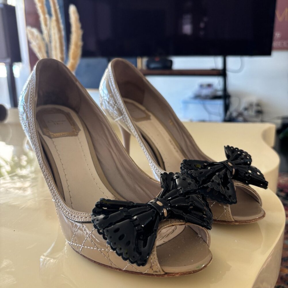 Dior Nude Patent Leather Cannage Peep-Toe Pumps with Black Bow – Size 38.5